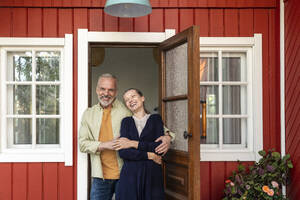 Glückliches Paar verbringt seine Freizeit in der Nähe der Haustür - VPIF08417