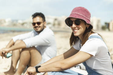 Lächelndes Paar am Strand sitzend - PCLF00666