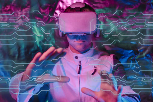 Mann trägt Virtual-Reality-Simulator - YTF01071
