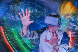 Mann berührt transparenten Bildschirm und gestikuliert mit Virtual-Reality-Simulatoren - YTF01073