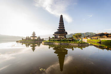 Pura Ulun Danu Beratan Tempel bei Sonnenaufgang auf Bali, Indonesien - DMDF01677