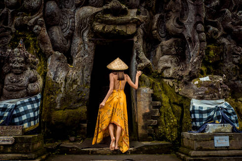 Schöne Frau im alten Hindu-Tempel von Goa Gajah in der Nähe von Ubud auf der Insel Bali, Indonesien - DMDF01698