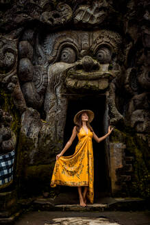 Schöne Frau im alten Hindu-Tempel von Goa Gajah in der Nähe von Ubud auf der Insel Bali, Indonesien - DMDF01699