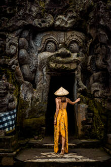 Schöne Frau im alten Hindu-Tempel von Goa Gajah in der Nähe von Ubud auf der Insel Bali, Indonesien - DMDF01700