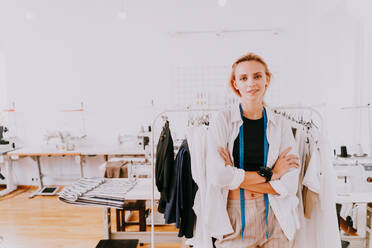 Modedesignerin bei der Arbeit in einem Bekleidungs-Start-up-Atelier - Bekleidungsschneiderin bei der Arbeit an einer neuen Kollektion - DMDF01823