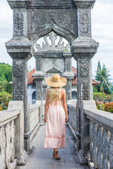 Junge schöne Frau im Taman Ujung Wasserpalast, Insel Bali, Indonesien - Reiseblogger erkundet Wasserpalast auf Bali - DMDF01959