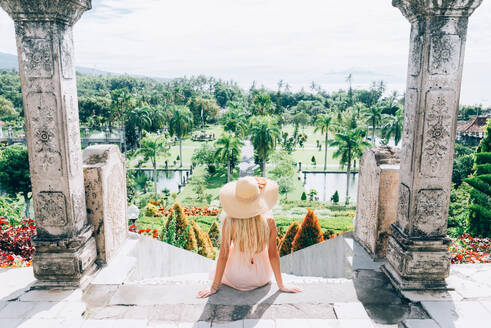 Junge schöne Frau im Taman Ujung Wasserpalast, Insel Bali, Indonesien - Reiseblogger erkundet Wasserpalast auf Bali - DMDF01967