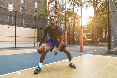 Afro-amerikanischer Basketballspieler beim Training auf einem Platz in New York - Sportlicher Mann beim Basketballspielen im Freien - DMDF01985