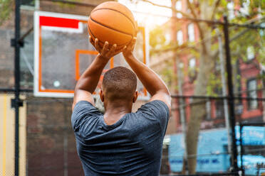 Afro-amerikanischer Basketballspieler beim Training auf einem Platz in New York - Sportlicher Mann beim Basketballspielen im Freien - DMDF01990