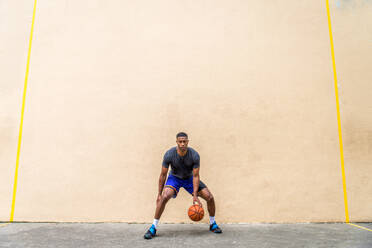 Afro-amerikanischer Basketballspieler beim Training auf einem Platz in New York - Sportlicher Mann beim Basketballspielen im Freien - DMDF01995