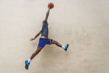 Afro-american basketball player training on a court in New York - Sportive man playing basket outdoors - DMDF02007