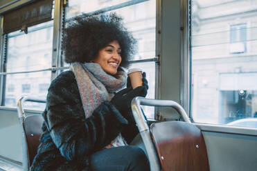 Schöne Frau, die in einem Bus fährt - Afroamerikanisches Mädchenporträt im Freien - DMDF02013