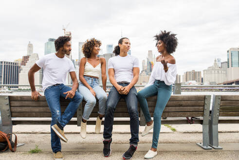 Gruppe afroamerikanischer Freunde in Manhattan, New York - Junge Erwachsene, die sich im Freien amüsieren, Konzepte zum Lebensstil und zur jungen Erwachsenengeneration - DMDF02021