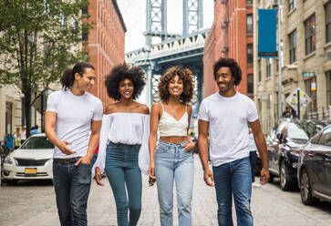 Gruppe afroamerikanischer Freunde in Manhattan, New York - Junge Erwachsene, die sich im Freien amüsieren, Konzepte zum Lebensstil und zur jungen Erwachsenengeneration - DMDF02030