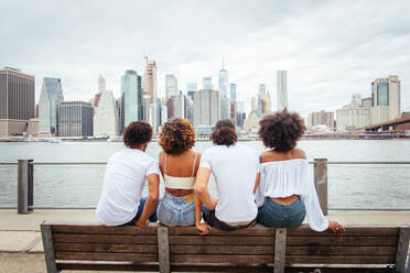 Gruppe afroamerikanischer Freunde in Manhattan, New York - Junge Erwachsene, die sich im Freien amüsieren, Konzepte zum Lebensstil und zur jungen Erwachsenengeneration - DMDF02042