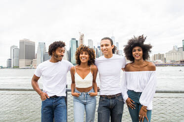 Gruppe afroamerikanischer Freunde in Manhattan, New York - Junge Erwachsene, die sich im Freien amüsieren, Konzepte zum Lebensstil und zur jungen Erwachsenengeneration - DMDF02045