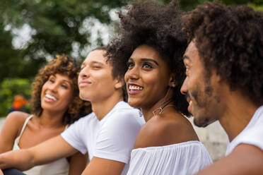 Gruppe afroamerikanischer Freunde in Manhattan, New York - Junge Erwachsene, die sich im Freien amüsieren, Konzepte zum Lebensstil und zur jungen Erwachsenengeneration - DMDF02048