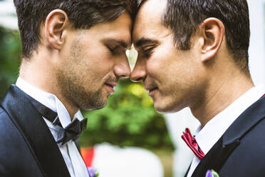 Homosexuelles Paar, das seine eigene Hochzeit feiert - LBGT-Paar bei der Hochzeitszeremonie, Konzepte über Inklusion, LGBTQ-Gemeinschaft und soziale Gerechtigkeit - DMDF02098