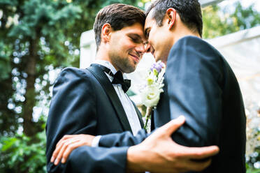 Homosexuelles Paar, das seine eigene Hochzeit feiert - LBGT-Paar bei der Hochzeitszeremonie, Konzepte über Inklusion, LGBTQ-Gemeinschaft und soziale Gerechtigkeit - DMDF02099