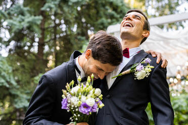Homosexuelles Paar, das seine eigene Hochzeit feiert - LBGT-Paar bei der Hochzeitszeremonie, Konzepte über Inklusion, LGBTQ-Gemeinschaft und soziale Gerechtigkeit - DMDF02103
