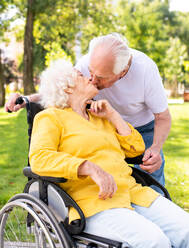 Schönes Seniorenpaar mit Behinderung im Freien - Alte Menschen im Alter von 60, 70, 80 Jahren, die Spaß haben und Zeit miteinander verbringen, Konzepte über ältere Menschen, Seniorität, Gesundheit und Wellness im Alter - DMDF02119