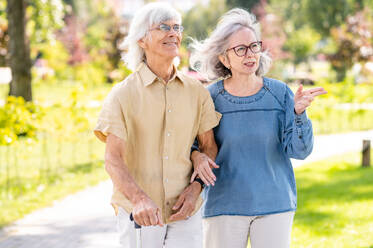 Schönes Seniorenpaar mit Behinderung im Freien - Alte Menschen im Alter von 60, 70, 80 Jahren, die Spaß haben und Zeit miteinander verbringen, Konzepte über ältere Menschen, Seniorität, Gesundheit und Wellness im Alter - DMDF02123