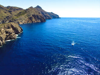 Spanien, Murcia, La Azohia, Luftaufnahme eines Segelboots in der Nähe von Cala Cerrada - DMHF00091