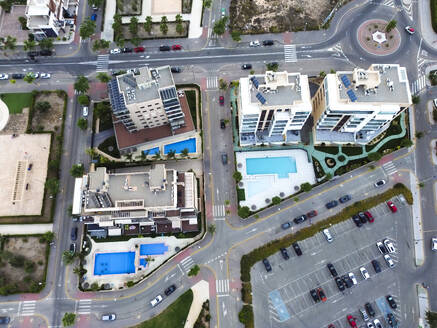 Spanien, Valencianische Gemeinschaft, Mil Palmeras, Luftaufnahme von Wohnhäusern und Parkplatz - DMHF00097