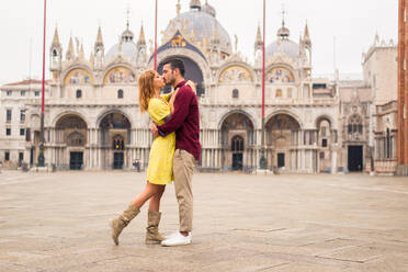 Schönes junges Paar, das sich bei einem Besuch in Venedig amüsiert - Touristen, die in Italien reisen und die wichtigsten Sehenswürdigkeiten von Venedig besichtigen - Konzepte für Lebensstil, Reisen, Tourismus - DMDF02169