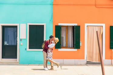 Beatiful young couple having fun while visiting Venice - Tourists travelling in Italy and sightseeing the most relevant landmarks of Venezia - Concepts about lifestyle, travel, tourism - DMDF02176