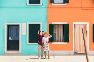 Beatiful young couple having fun while visiting Venice - Tourists travelling in Italy and sightseeing the most relevant landmarks of Venezia - Concepts about lifestyle, travel, tourism - DMDF02177