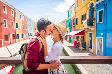 Beatiful young couple having fun while visiting Venice - Tourists travelling in Italy and sightseeing the most relevant landmarks of Venezia - Concepts about lifestyle, travel, tourism - DMDF02179