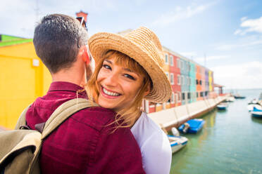 Beatiful young couple having fun while visiting Venice - Tourists travelling in Italy and sightseeing the most relevant landmarks of Venezia - Concepts about lifestyle, travel, tourism - DMDF02181