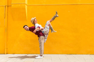 Beatiful young couple having fun while visiting Venice - Tourists travelling in Italy and sightseeing the most relevant landmarks of Venezia - Concepts about lifestyle, travel, tourism - DMDF02182