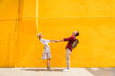 Beatiful young couple having fun while visiting Venice - Tourists travelling in Italy and sightseeing the most relevant landmarks of Venezia - Concepts about lifestyle, travel, tourism - DMDF02184