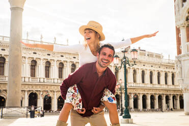 Beatiful young couple having fun while visiting Venice - Tourists travelling in Italy and sightseeing the most relevant landmarks of Venezia - Concepts about lifestyle, travel, tourism - DMDF02190