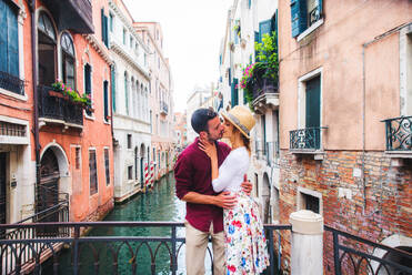 Beatiful young couple having fun while visiting Venice - Tourists travelling in Italy and sightseeing the most relevant landmarks of Venezia - Concepts about lifestyle, travel, tourism - DMDF02192