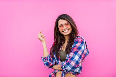 Portrait of stylish pretty girl on colored background - Happy woman with urban styled attire, concepts about lifestyle and youth - DMDF02200