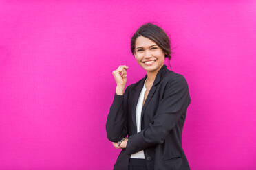 Beautiful businesswoman on colored background - Pretty young adult female portrait - DMDF02216