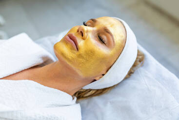 Beautiful woman relaxing in a beauty spa hotel - Client having a beauty treatment in a beauty spa salon - DMDF02292