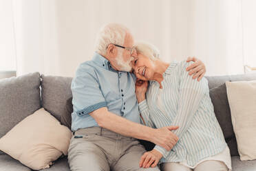 Senior couple together at home, happy moments - Elderly people taking care of each other, grandparents in love - concepts about elderly lifestyle and relationship - DMDF02462