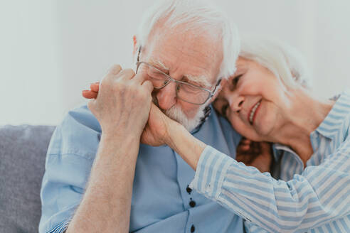 Senior couple together at home, happy moments - Elderly people taking care of each other, grandparents in love - concepts about elderly lifestyle and relationship - DMDF02463