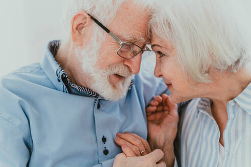 Senior couple together at home, happy moments - Elderly people taking care of each other, grandparents in love - concepts about elderly lifestyle and relationship - DMDF02464