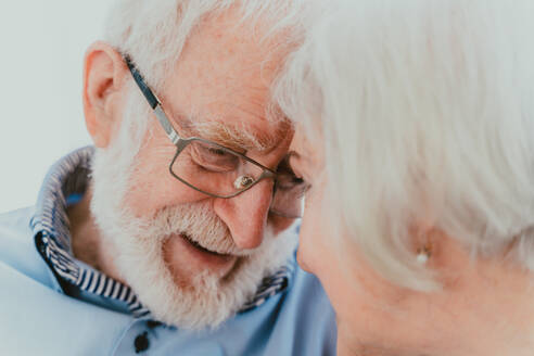 Senior couple together at home, happy moments - Elderly people taking care of each other, grandparents in love - concepts about elderly lifestyle and relationship - DMDF02466