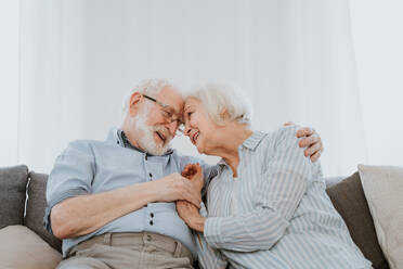 Senior couple together at home, happy moments - Elderly people taking care of each other, grandparents in love - concepts about elderly lifestyle and relationship - DMDF02468