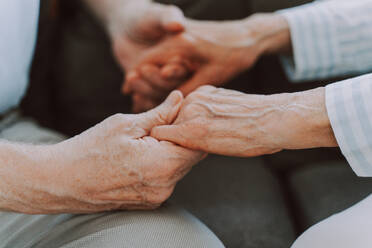 Senior couple together at home, happy moments - Elderly people taking care of each other, grandparents in love - concepts about elderly lifestyle and relationship - DMDF02473