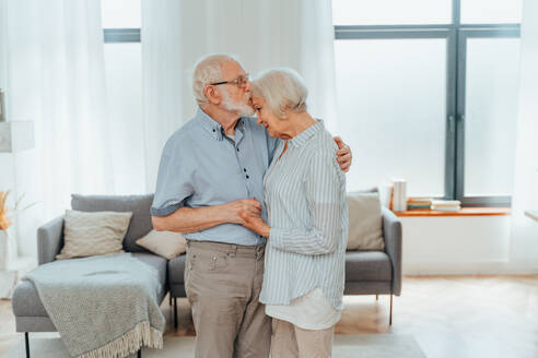 Senior couple together at home, happy moments - Elderly people taking care of each other, grandparents in love - concepts about elderly lifestyle and relationship - DMDF02482