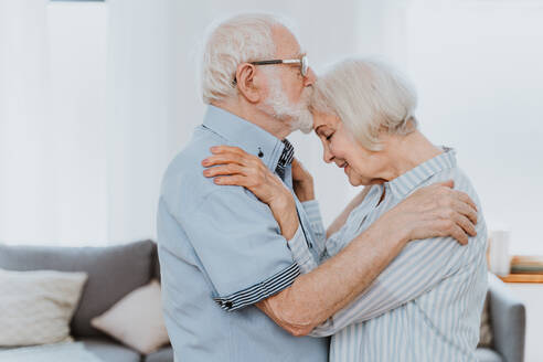 Senior couple together at home, happy moments - Elderly people taking care of each other, grandparents in love - concepts about elderly lifestyle and relationship - DMDF02483