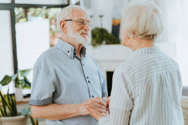 Senior couple together at home, happy moments - Elderly people taking care of each other, grandparents in love - concepts about elderly lifestyle and relationship - DMDF02484