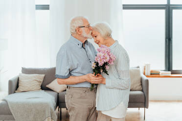 Senior couple together at home, happy moments - Elderly people taking care of each other, grandparents in love - concepts about elderly lifestyle and relationship - DMDF02486